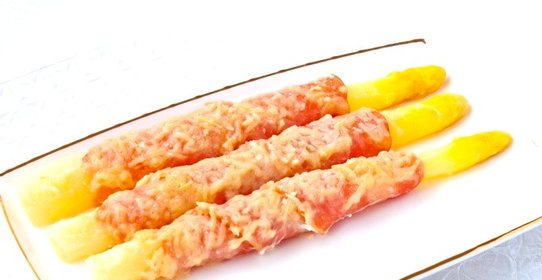 Спаржа, запеченная с беконом и сыром