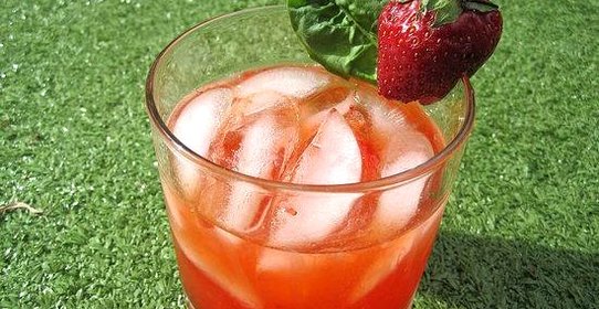 Коктейль с клубникой и базиликом