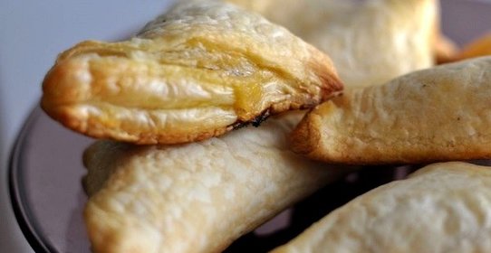 Слоеные пирожки с капустой