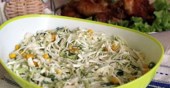 Салат из молодой капусты с кукурузой и плавленным сыром