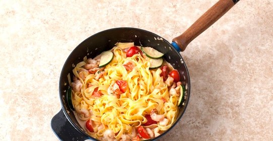 Тальятелле с креветками и цукини в сливочно-томатном соусе