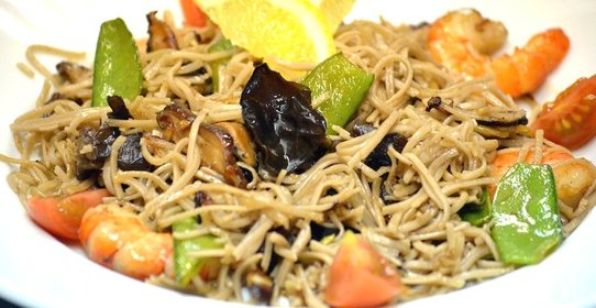 Гречневая лапша с грибами и королевскими креветками