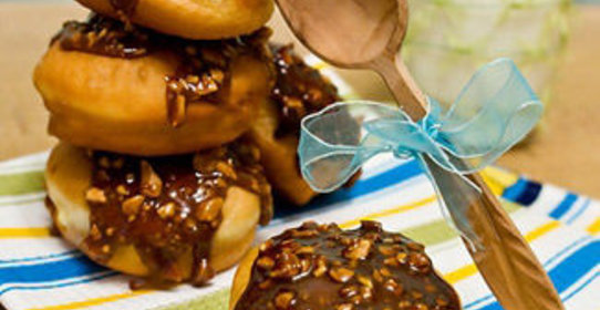 Пончики Суфганийот с ванильной начинкой в карамельно-арахисовой глазури