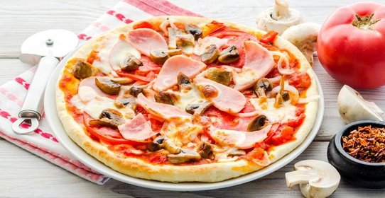 Пицца с ветчиной и грибами