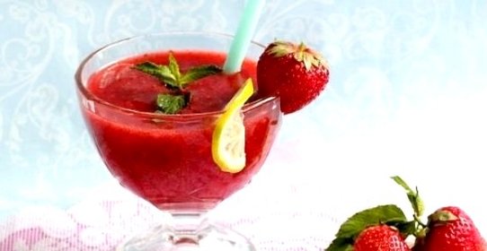 Коктейль с клубничным ликером