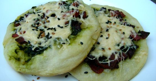 Мини-пицца со шпинатом и салями