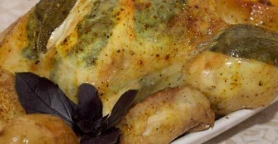 Курица, фаршированная листьями шалфея и целым лимоном