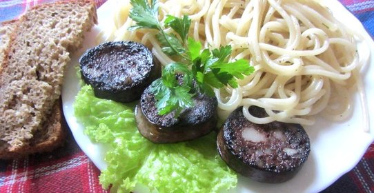 Паста с кровяной колбасой и травами