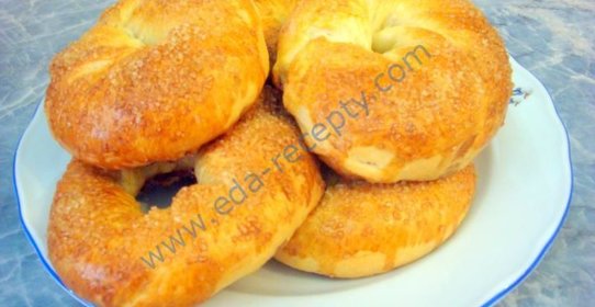 Сдобные дрожжевые булочки с сахаром на завтрак