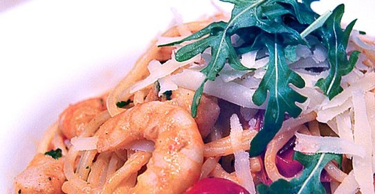 Спагетти с анчоусами, креветками и морским языком