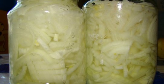 Маринованный лук на зиму полукольцами