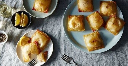 Пирожки с рикоттой и копченым лососем