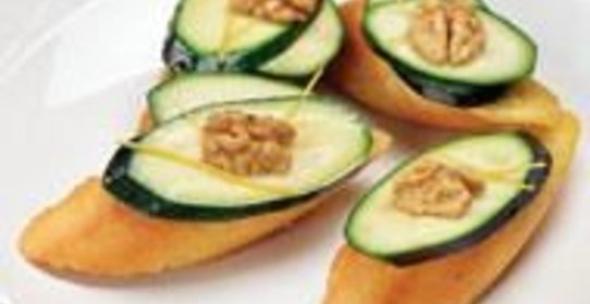 Брускетта с цуккини и орехами