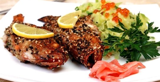 Морской окунь в кунжутной панировке