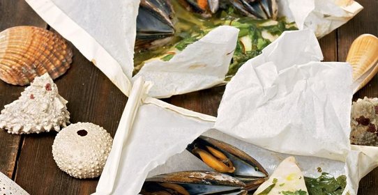 Мидии и белая рыба, запеченные в конверте, с шафраном