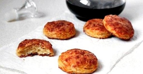 Печенье с беконом и сыром