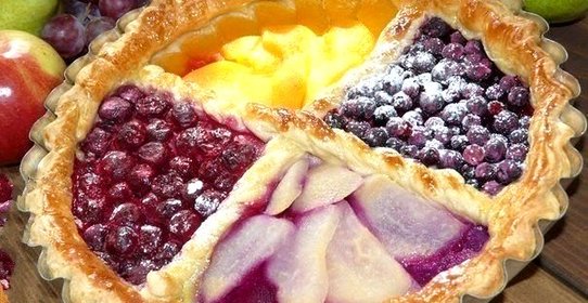 Пирог из слоеного теста с ягодами и фруктами