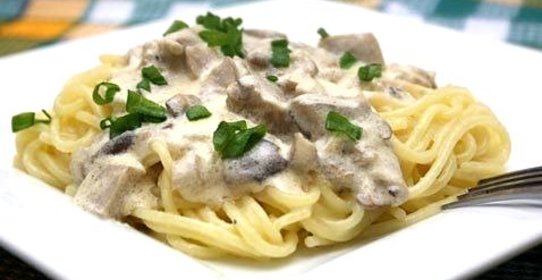 Паста с курицей и грибами в сливочном соусе