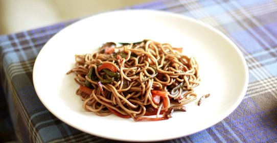 Гречневая лапша с овощами и креветками