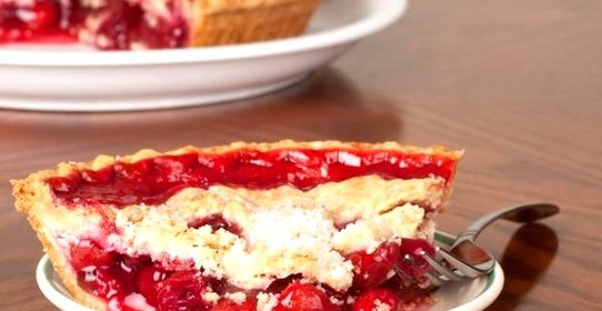 Слоеный пирог с вишней