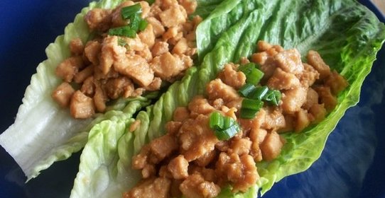 Курица в листьях салата