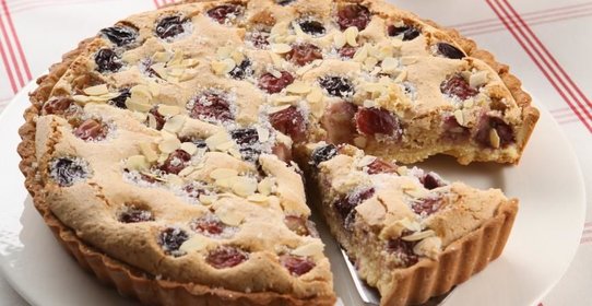 Пирог с виноградом и миндалем