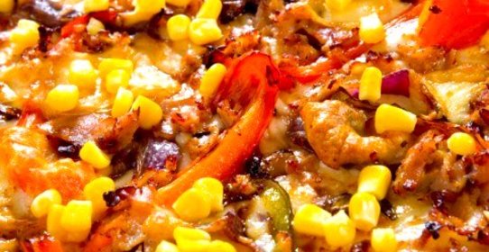 Пицца с цукини, курицей и кукурузой