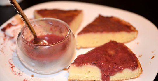 Манник с земляничным соусом