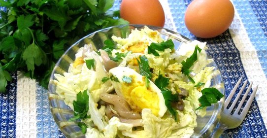 Салат из пекинской капусты с маринованными вешенками