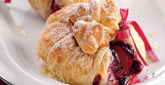 Пирожки из пьяных слив с марципаном