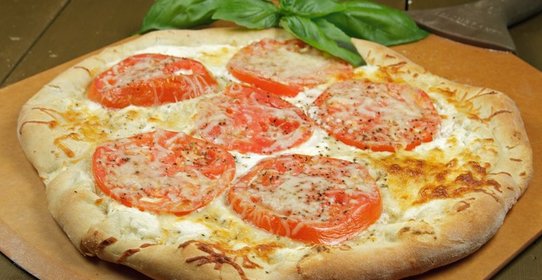 Пицца с помидорами