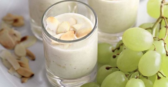 Гаспачо с миндалем и виноградом