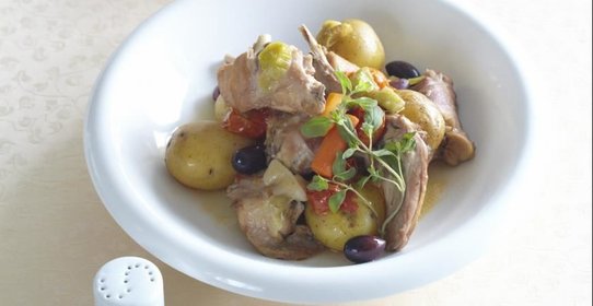 Жаркое из кролика с овощами и оливками