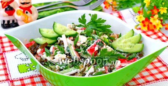 Салат с морской капустой, крабовыми палочками и зелёным горошком