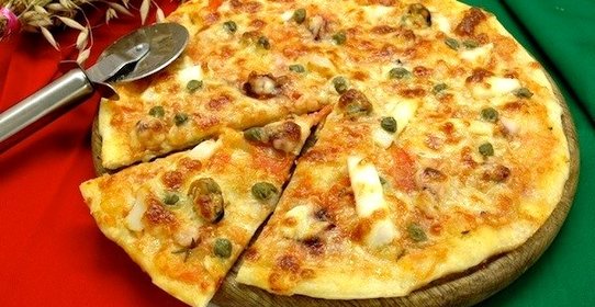 Пицца с коктейлем из морепродуктов