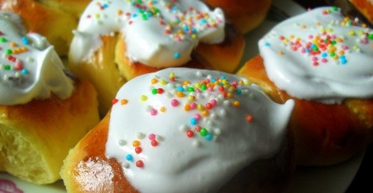 Шафрановые булочки с белковой глазурью