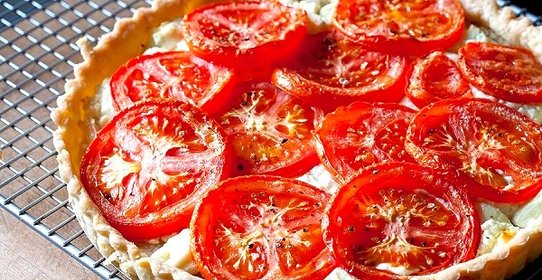 Пирог с творожной начинкой и помидорами