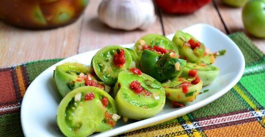 Зеленые помидоры маринованные кусочками