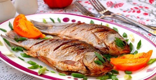 Запечённые караси на подушке из лука порея