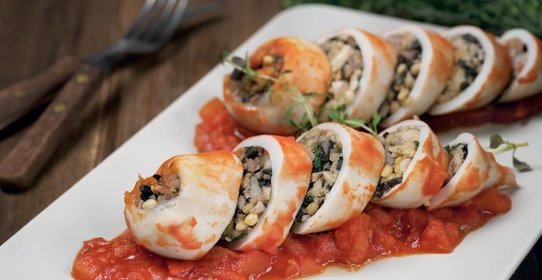 Кальмары, фаршированные оливками и кедровыми орешками