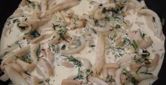 Кальмары, тушенные в сметане