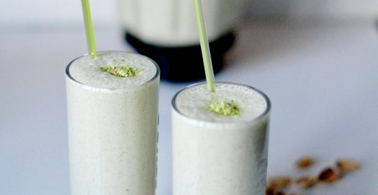 Йогуртовый смузи с фисташками