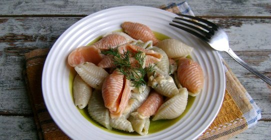 Макароны с горчично-сырной заправкой и цукини