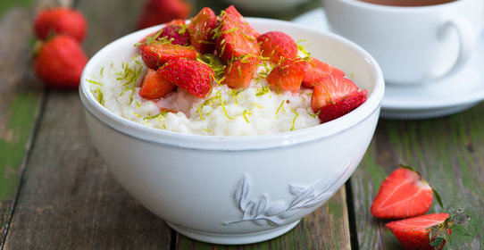 Рисовая каша с клубникой и кокосовым молоком