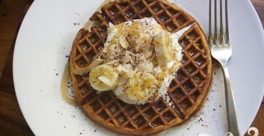 Кокосовые вафли со взбитыми сливками