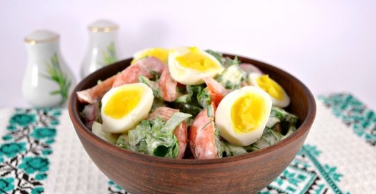 Весенний салат со щавелем и перепелиными яйцами