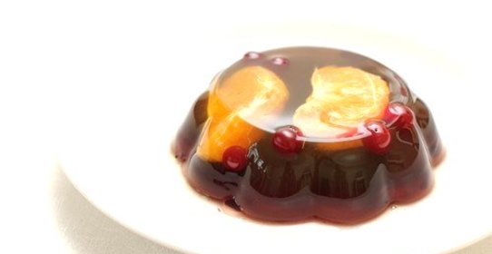 Апельсиновое желе с вишней и белым вином