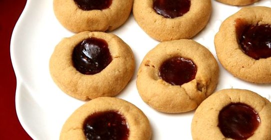 Печенье с вареньем и арахисом
