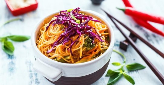 Рисовая лапша с соусом карри