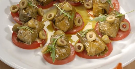 Козий сыр в виноградных листьях с томатами и оливками